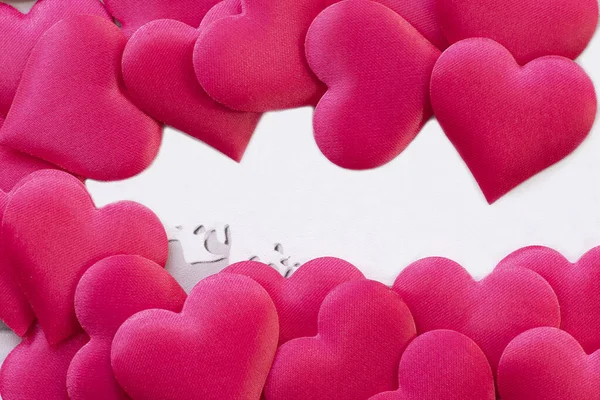 Képeslap egy fából készült háttér, díszített szíveket. Dekoratív kártya az ünnep. Vanentine Day.Valentines nap romantikus hátteret, boldog ünnep-február 14, szerelem fogalmát. lása szabad hely. — Stock Fotó