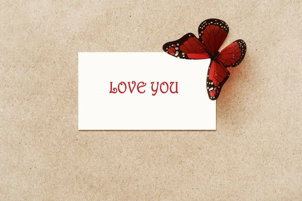 Postkartenhintergrund, dekoriert mit Schmetterling. dekorative Karte für den Urlaub. vanentine day.valentines day romantischer Hintergrund, froher Urlaub am 14. Februar, Liebeskonzept. freien Speicherplatz kopieren. — Stockfoto