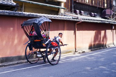 Kyoto, Japonya 08.2019 Japon rickshaw 'u kimonolu kızlara biniyor..