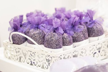 İçinde lavanta olan mor mücevherler. Aromaterapi lavanta kokusu..