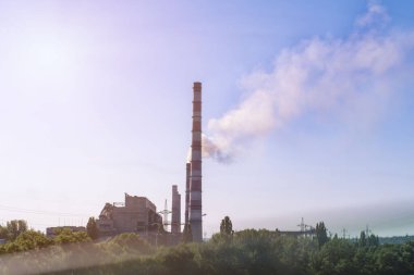Çevre felaketi. Bitki sis bulutundaki borulardan duman ve duman yayıyor. Gökyüzüne karşı kimyasal sanayi..
