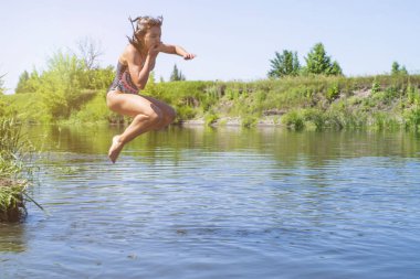 bir sıçrama ile su ile çalışan küçük kız. onun elleri bez.