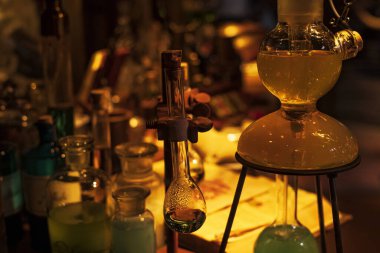 Cam, kimyasal reaksiyonlar için şişe, siyah arka planda kimyasal mataralar.