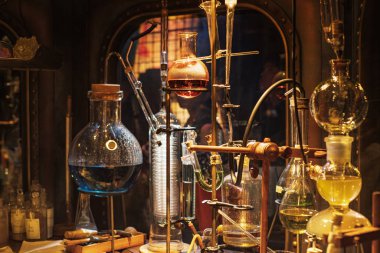 Cam, kimyasal reaksiyonlar için şişe, siyah arka planda kimyasal mataralar.