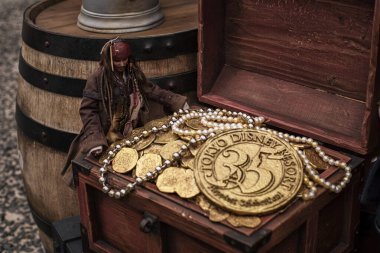 08.2018 Japonya. Tokyo Disney. Yapay altın sikkeler ve tahta bir fıçının üzerindeki süsleme. Altın ve yapay paralarla dolu bir kupa. Jack Sparrow paralar..