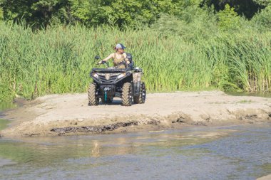 Nehirde dörtlü bisiklet süren mutlu bir kadın. Sahilde bisiklete binen bir kız..