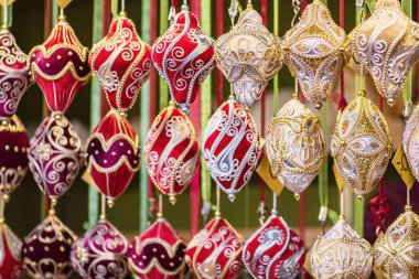 Viyana 'da Noel pazarında satılan kalp şeklinde kurabiyeler. Viyana' daki Noel pazarında tatlı zencefilli kurabiyeler..