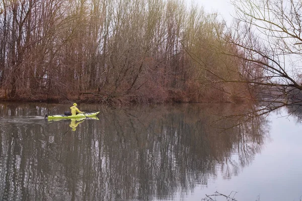 Une fille sur un kayak La fille flotte sur la rivière en kayak . — Photo