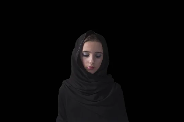 Арабская девушка в черной абайе и черном фоне мусульманская арабская девушка . — стоковое фото