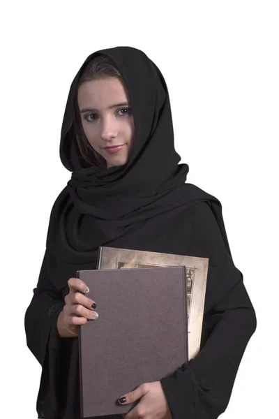 Studente arabo che indossa hijab e che tiene un libro con sfondo bianco.Ragazza araba in abaya nero con libri. Ragazza araba musulmana . — Foto Stock