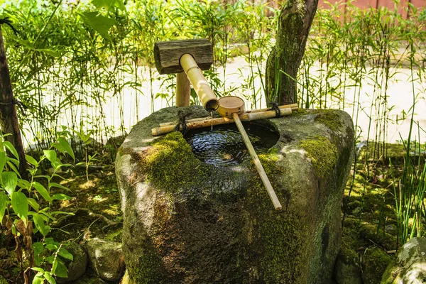 Japonská Čo-zu. Japonská Zelená zahrada. v letním čase nádherný japonský zelený park. — Stock fotografie