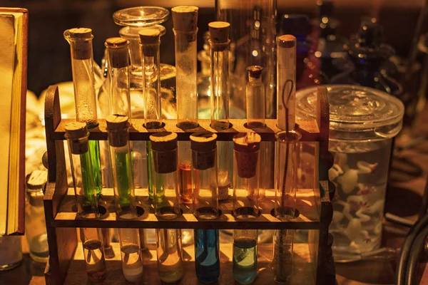 Стеклянные бутылки для химических реакций, химические колбы на черном фоне — стоковое фото