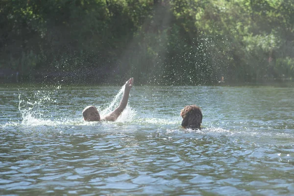 08.2019.Ukraine.The boy drowns, the dog rescues the child in the river. — ストック写真