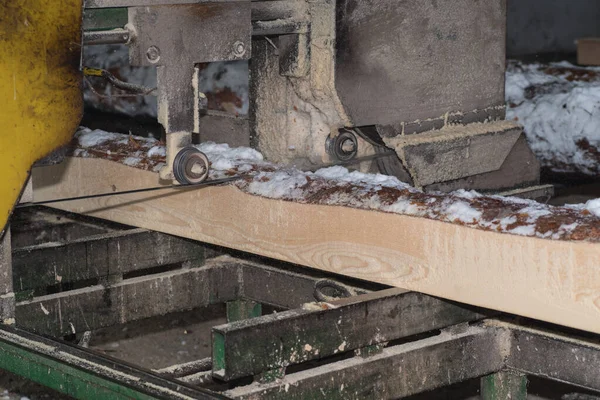 Träbearbetning i verkstaden på vintern. — Stockfoto
