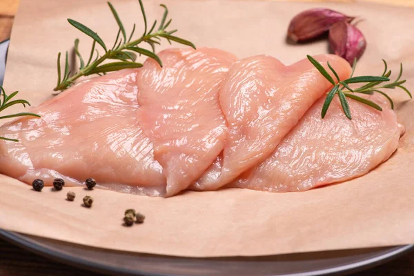 Gros plan sur la viande de poulet tranchée crue. Sotilissimo. Vue rapprochée de viande de poulet crue, fraîche, hachée et tranchée.Délicieuse viande diététique. Cuisson . — Photo