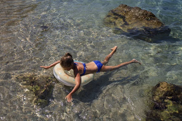 Menina Bonita Que Relaxa Círculo Borracha Inflável Mar Pequena Menina — Fotografia de Stock