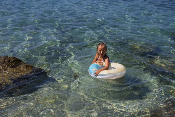 Mooi Meisje Ontspannen Opblaasbare Rubberen Cirkel Zee Klein Meisje Zwemt — Stockfoto