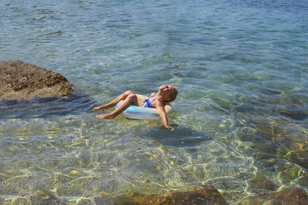 Όμορφο Κορίτσι Χαλαρώνει Στον Φουσκωτό Κύκλο Καουτσούκ Στη Θάλασσα Μικρό — Φωτογραφία Αρχείου