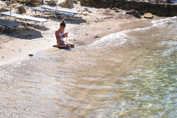 Meisje Met Een Telefoon Aan Zee Vakantie Een Warme Zomerdag — Stockfoto