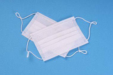 Coronovirüs ve diğer bulaşıcı hastalıklarla mücadele kavramı. Solunum cihazı zorunlu bir kişisel koruma donanımını maskeliyor. Mavi tıbbi geçmişe sahip tıbbi maskeler, koronavirüs. Covid-19, koronovirüs.