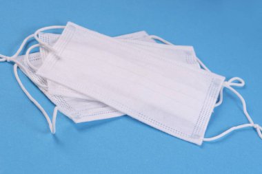 Covid-19, koronovirüs. Solunum cihazı zorunlu kişisel koruma malzemelerini maskeliyor. Mavi tıbbi geçmişi olan tıbbi maskeler..