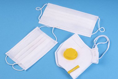 Solunum cihazı zorunlu kişisel koruma donanımını maskeliyor. Mavi tıbbi geçmişi olan tıbbi maskeler, koronavirüs, covid 19..