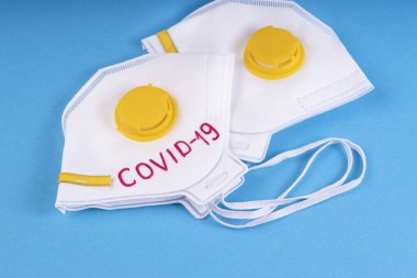 Solunum cihazı zorunlu kişisel koruma donanımını maskeliyor. Mavi tıbbi geçmişi olan tıbbi maskeler, koronavirüs. Covid-19, koronovirüs.