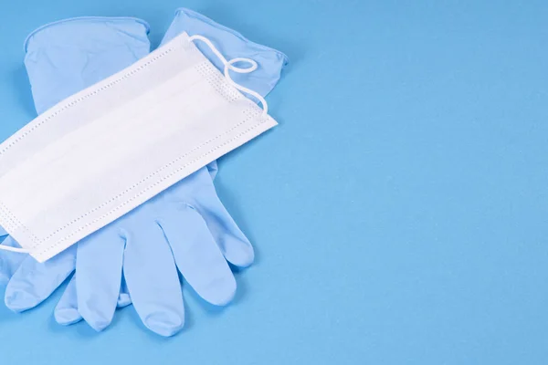 Coronovirus Covid Medical Weiße Maske Mit Blauen Handschuhen Auf Blauem — Stockfoto