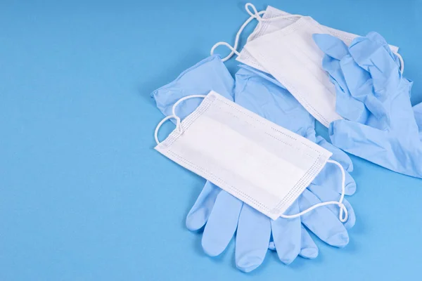 Coronovirus Covid Medical Weiße Maske Mit Blauen Handschuhen Auf Blauem — Stockfoto