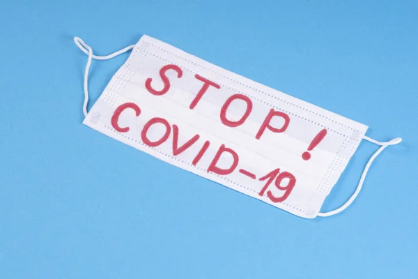 Біла Медична Маска Лежить Синьому Фоні Словами Stop Corovirus Потрібне — стокове фото