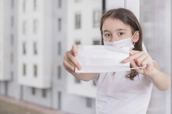 Niña Enfermó Puede Salir Coronovirus Quarantine Concept Niña Ofrece Usar —  Fotos de Stock