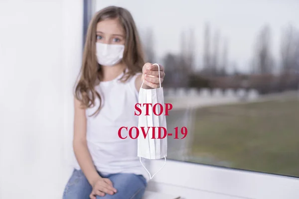 Fata Într Mască Protecție Ferestre Mască Chirurgicală Protecție Text Coronavirus — Fotografie, imagine de stoc