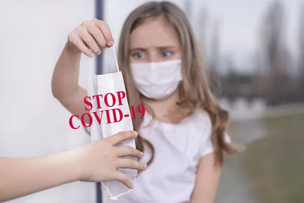 Personlig Skyddsutrustning Krävs Coronavirus Liten Flicka Sitter Vid Fönstret Skyddande — Stockfoto