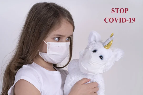 Klein Verdrietig Meisje Een Wit Shirt Met Een Beschermend Masker — Stockfoto