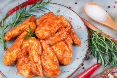 Tavuk kanatları salamurada çiğ..