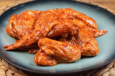 Tavuk kanatları salamurada çiğ..