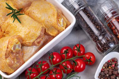 Çiğ salamura edilmiş tavuk butları ızgara ve bonfile için. Tavuk pişirme..