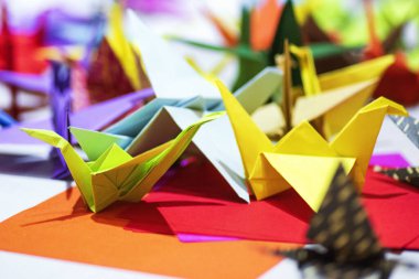 Arigami basit ve kolay. Çok renkli Arigami, kağıt kuğular, kuşlar. Bir sürü renkli arigami..