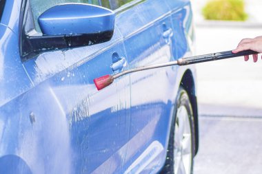Araba temizleme, yüksek basınçlı su kullanma. Sokakta araba yıkama, oto yıkama. Dışarıda araba yıkama ve basınçlı suyla elle yıkama..