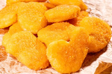 Tavuk nugget ve ketçap sosu. Ahşap arka planda kızarmış tavuk nugget, fast food. Yakın çekim..
