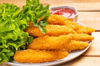 Lezzetli kızarmış tavuk göğsü şeritleri. Lezzetli kızarmış tavuk fileto ekmek kırıntıları..