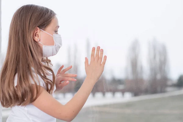 Una Chica Triste Con Una Máscara Protectora Virus Cara Sienta —  Fotos de Stock