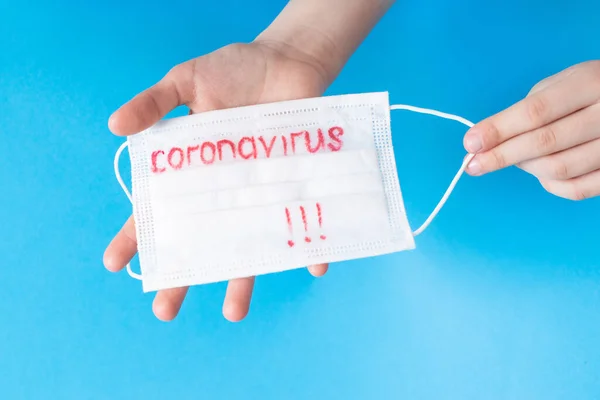 Epidemia Koronawirusu Całym Świecie Biała Maska Ochronna Niebieskim Tle Dłoniach — Zdjęcie stockowe