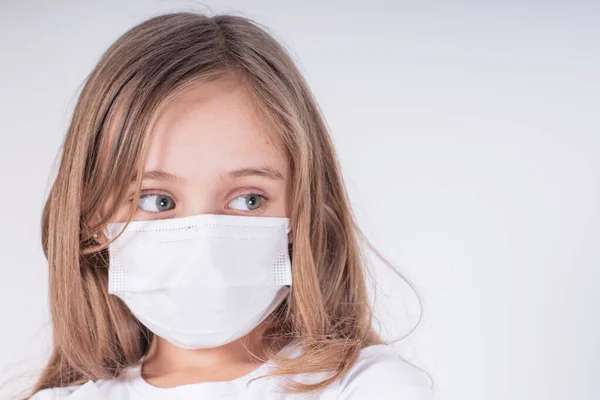 Ledsen Flicka Skyddande Mask Från Virus Ansiktet Coronavirus Pneumoni Covid — Stockfoto