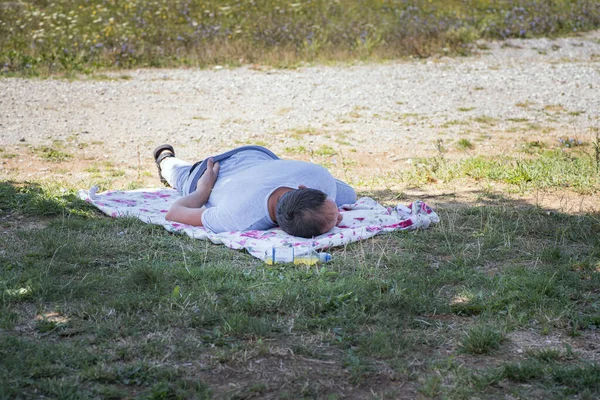 Begrebet Afslapning Selvuddannelse Mand Hviler Græsset Solrig Sommerdag Mand Sover - Stock-foto