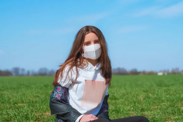 Flicka Skyddande Mask Ansiktet Naturen Solig Dag Skyddsmasker Mot Coronavirus — Stockfoto