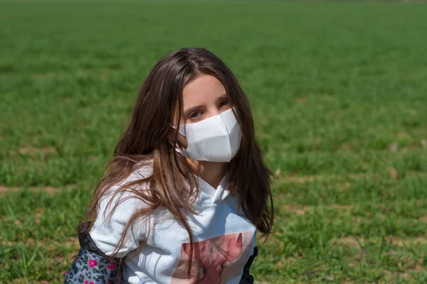 Mädchen Mit Schutzmaske Auf Dem Gesicht Der Natur Einem Sonnigen — Stockfoto