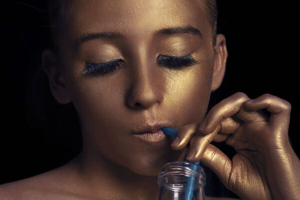 Золотая кожа. Мода искусства Золотая кожа Женщина портрет крупным планом. Модель девушки с золотым гламуром блестящий макияж
.