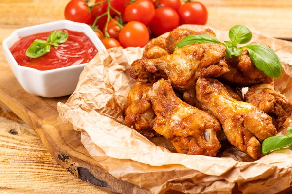 Kızarmış tavuk kanatları. Lezzetli çıtır tavuk kanatları..