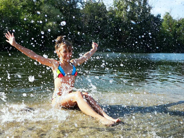 Sexy Brunetka Kobieta Mokrym Białym Stroju Kąpielowym Pozowanie Wodzie Rzeki — Zdjęcie stockowe
